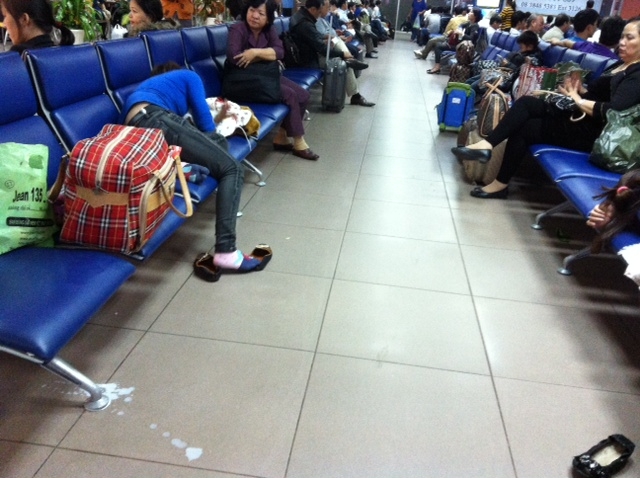 ... v&agrave; sữa rớt xuống lối đi nơi đợi ra m&aacute;y bay