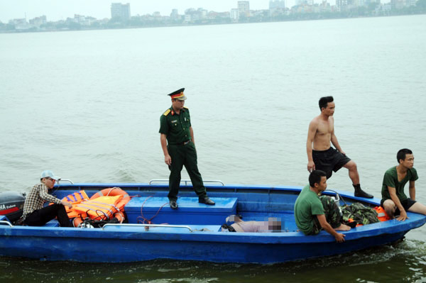 Đưa thi thể một nạn nh&acirc;n trong vụ lật thuyền kayak tr&ecirc;n Hồ T&acirc;y l&ecirc;n bờ
