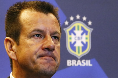 Tân HLV Brazil chỉ trích phong cách của Alves và Neymar