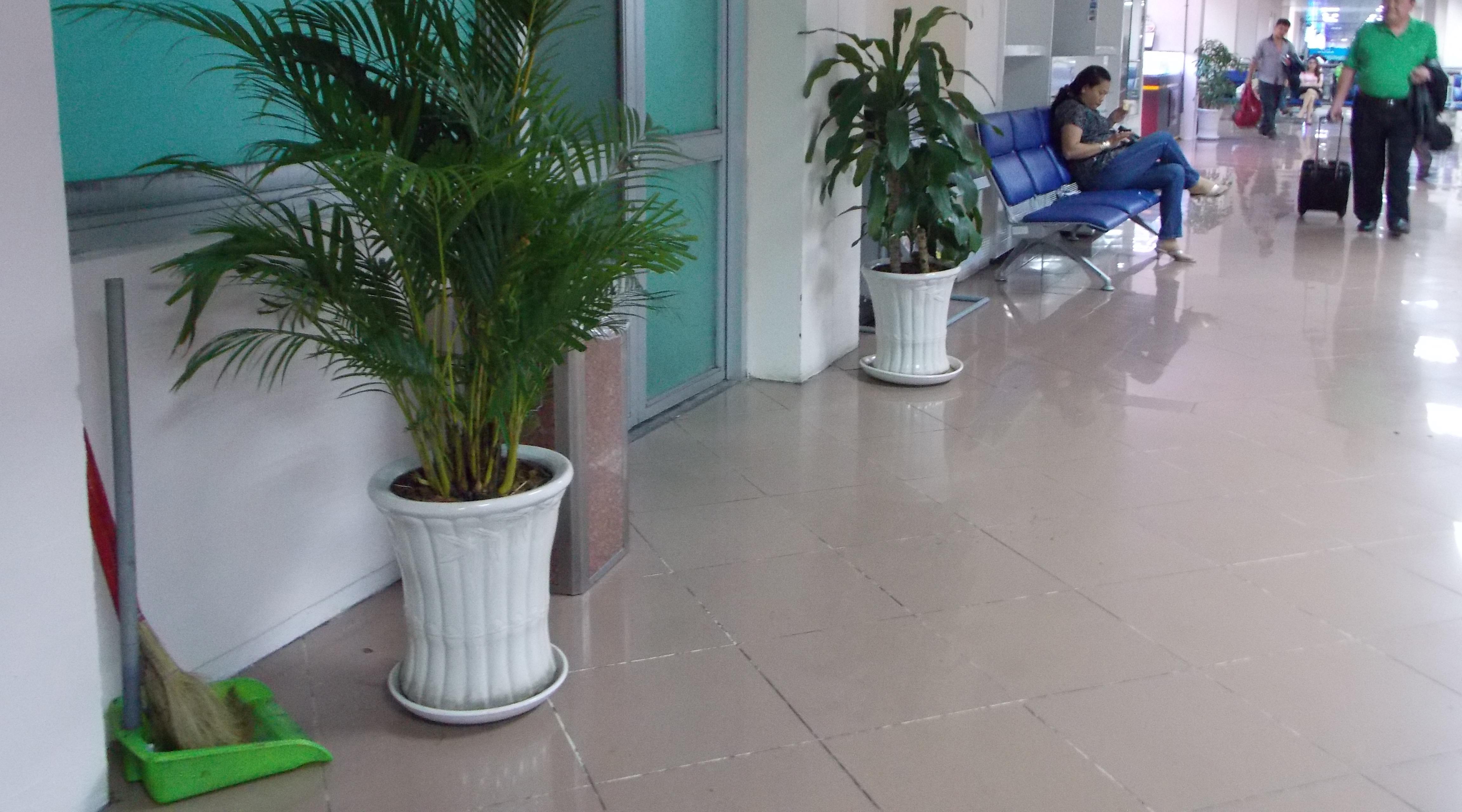 Dụng cụ vệ sinh để cả cả h&agrave;nh lang lối đi