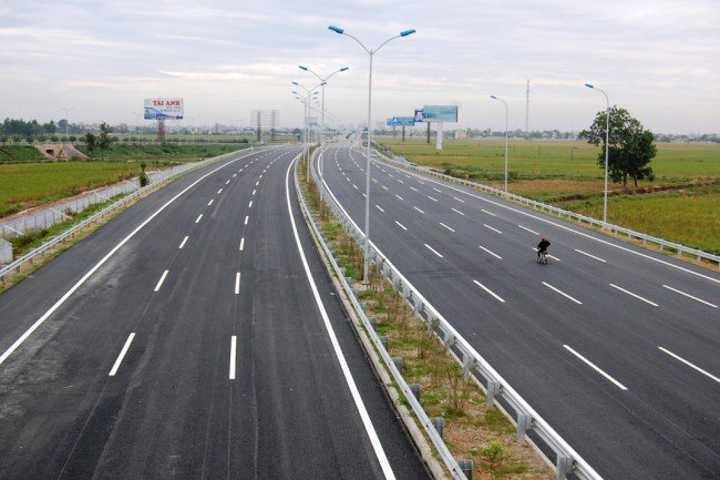 Đoạn đường cao tốc từ sân bay quốc tế Nội Bài về cầu Nhật Tân đang được hoàn thành