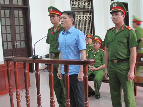 Bị c&aacute;o Dương Tự Trọng ra t&ograve;a trong sơ mi xanh, tr&ocirc;ng gầy hơn v&agrave;i th&aacute;ng trước