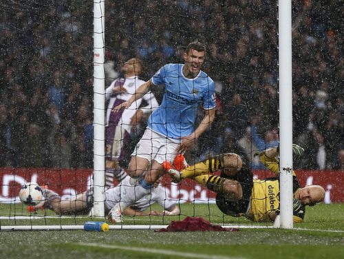 Edin Dzeko lập c&uacute; đ&uacute;p, Man City thẳng tiến đến chiến thắng
