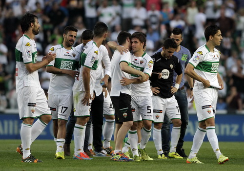 Elche vui mừng trụ hạng th&agrave;nh c&ocirc;ng