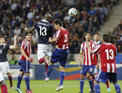 Equim Mangala đánh đầu trước hàng thủ Paraguay