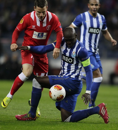 Eliaquim Mangala (giữa) ghi b&agrave;n duy nhất cho Porto