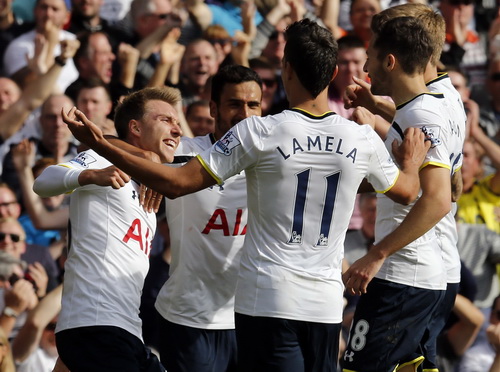 Christian Eriksen (trái) sau khi ghi bàn duy nhất cho Tottenham