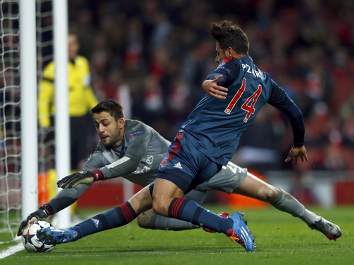 Mất thủ môn, Arsenal gục ngã trước Bayern Munich