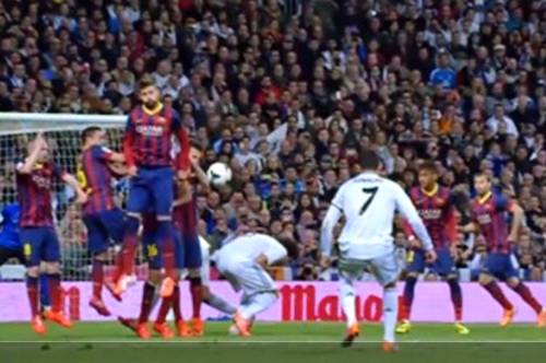 Pha đ&aacute; phạt của Ronaldo, b&oacute;ng tr&uacute;ng tay Fabregas