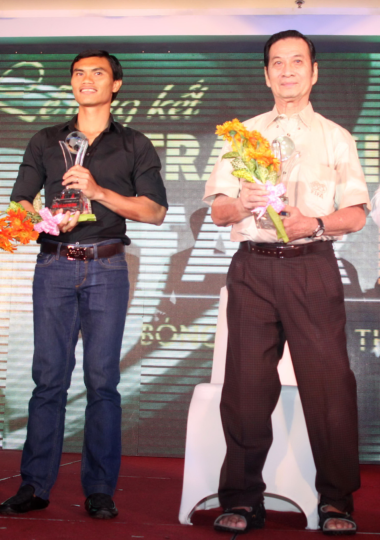 HLV Phạm Huỳnh Tam Lang nhận giải Fair-Play 2012 - Ảnh: QUANG LI&Ecirc;M