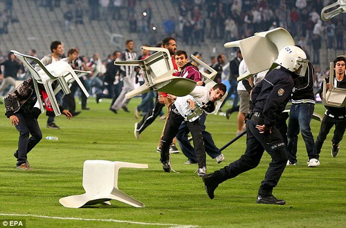Galatasaray chào đón Chelsea bằng màn “đại chiến đường phố”