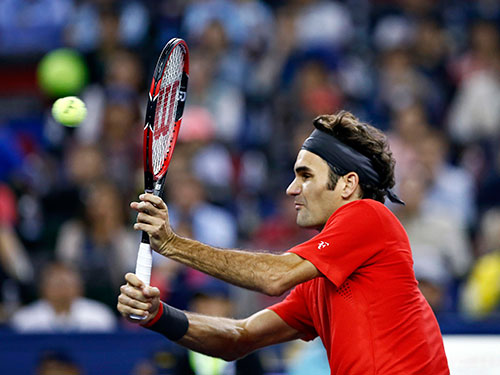 Federer phòng ngự kiên cường và tấn công hiểm hóc, đặc biệt cú trái tay, tối 11-10 Ảnh: REUTERS