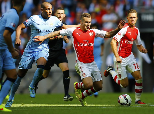 Hàng tiền vệ Man City với tân binh Fernando (trái) không lấn lướt nổi đối phương
