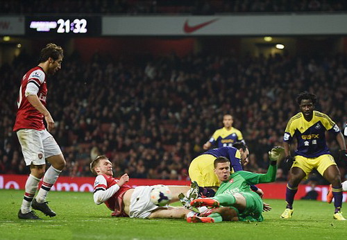 Bàn đá phản của Flamini (trái) khiến giấc mơ Arsenal tan theo mây khói