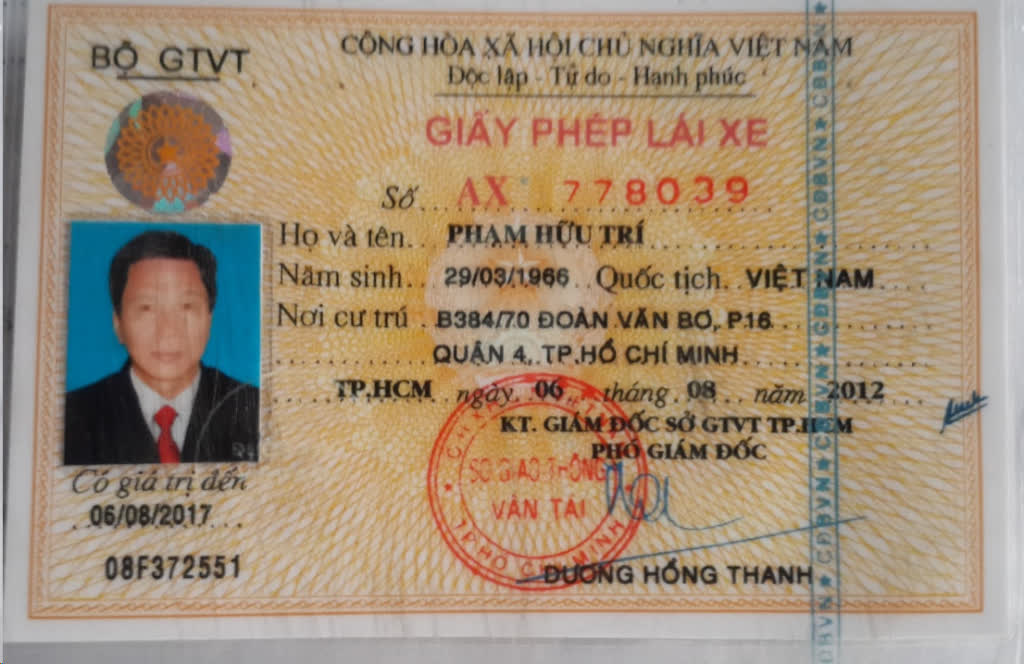 Giấy ph&eacute;p l&aacute;i xe mang t&ecirc;n Phạm Hữu Tr&iacute;, nhưng h&igrave;nh của lẻ lừa đảo &ocirc;t&ocirc; Altis của anh Nguyễn Anh Khoa.
