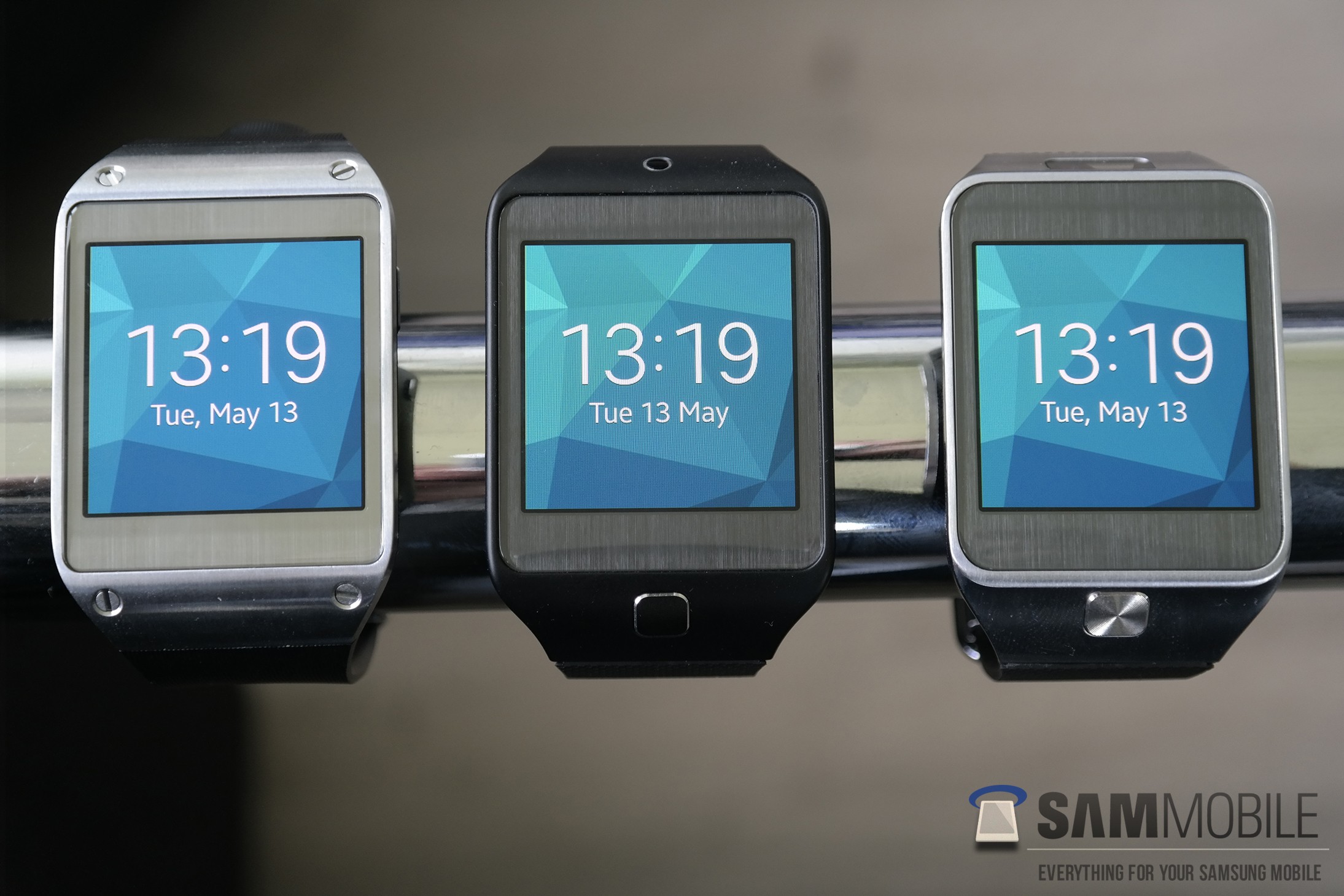 Galaxy Gear (trái) chạy Tizen OS bên cạnh Gear 2 và Gear 2 Neo.
