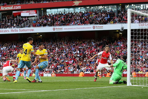 Ramsey ghi bàn phút bù giờ, giúp Arsenal có được chiến thắng mở màn