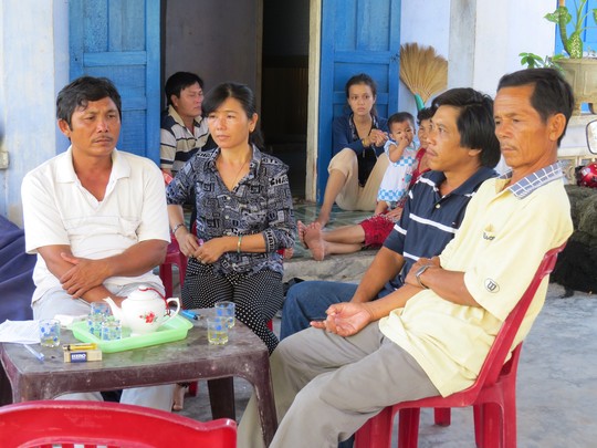 Vợ chồng ngư d&acirc;n V&otilde; Đạt (b&ecirc;n tr&aacute;i) c&ugrave;ng người th&acirc;n ng&oacute;ng chờ tin tức của người th&acirc;n bị Trung Quốc bắt giữ - Ảnh: Tr.Thy