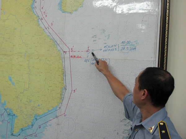 Di chuyển giàn khoan 981, tàu Trung Quốc chĩa súng đe dọa tàu Việt Nam