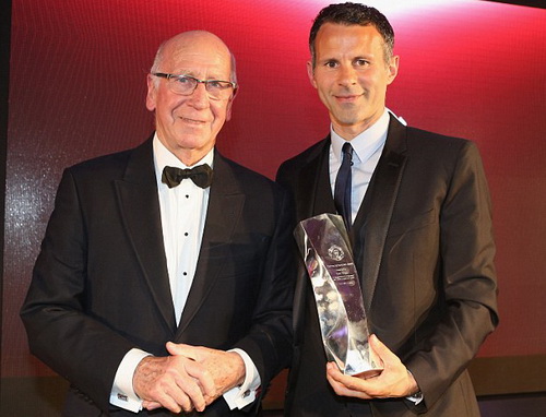 HLV Ryan Giggs nhận giải thưởng th&agrave;nh tựu trọn đời