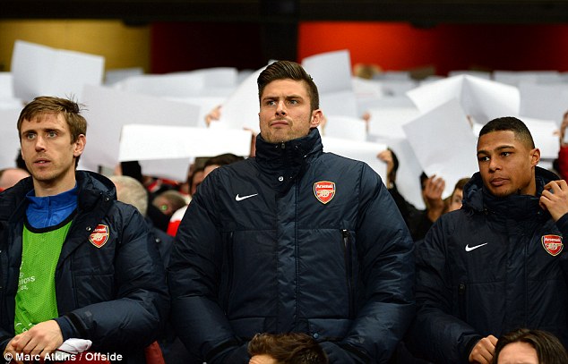 Giroud (giữa) sẽ trở lại sau vụ b&ecirc; bối với g&aacute;i gọi