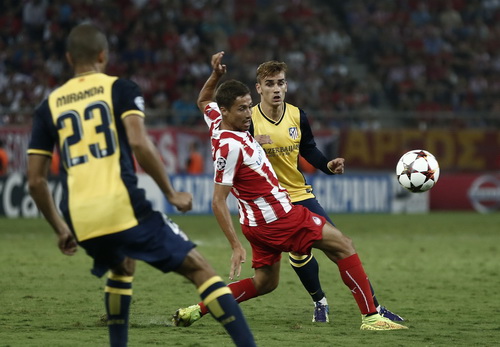 Antoine Grieszmann (phải) ghi bàn rút ngắn cách biệt 2-3 cho Atletico Madrid