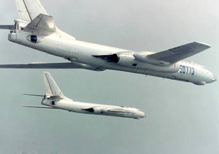 2 m&aacute;y bay n&eacute;m bom H-6. Ảnh: Want China Times