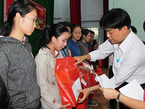 Ông Nguyễn Văn Hải, Phó Chủ tịch LĐLĐ quận Bình Tân, TP HCM, tặng quà Tết cho công nhân mất việc tại Công ty S.B INTERNATIONAL ẢNH: THANH NGA