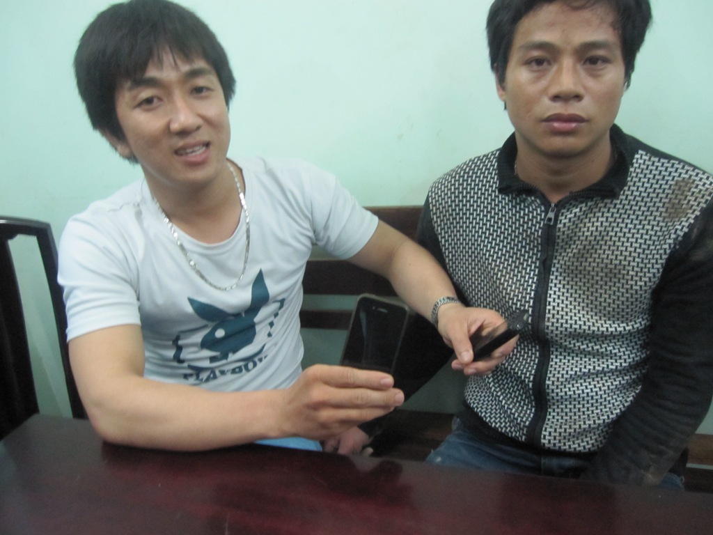 Hiệp sĩ Nguyễn Minh Th&agrave;nh (tr&aacute;i) v&agrave; kẻ trộm xe bị bắt n&oacute;ng v&agrave;o khuya 24-6.