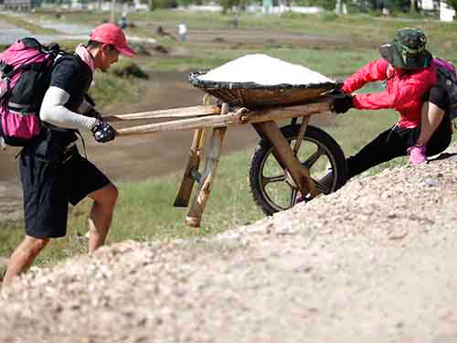 Đội Hồng của Hương Giang, Criss Lai ở thử thách làm muối
Ảnh: Ân Nguyễn
