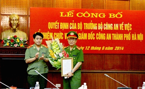 Thiếu tướng Nguyễn Đức Chung, Gi&aacute;m đốc C&ocirc;ng an TP H&agrave; Nội tặng hoa ch&uacute;c mừng Đại t&aacute; Đ&agrave;o Thanh Hải