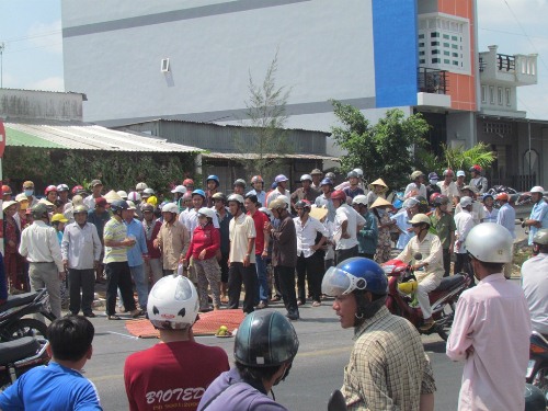 Hàng trăm người kéo đến xem vụ tai nạn gây ách tắc giao thông cục bộ