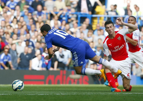 Hazard bị phạm lỗi và mang về bàn mở tỉ số cho Chelsea