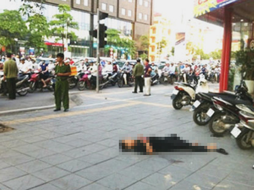 Táo tợn đâm chết người ngay trên hè phố