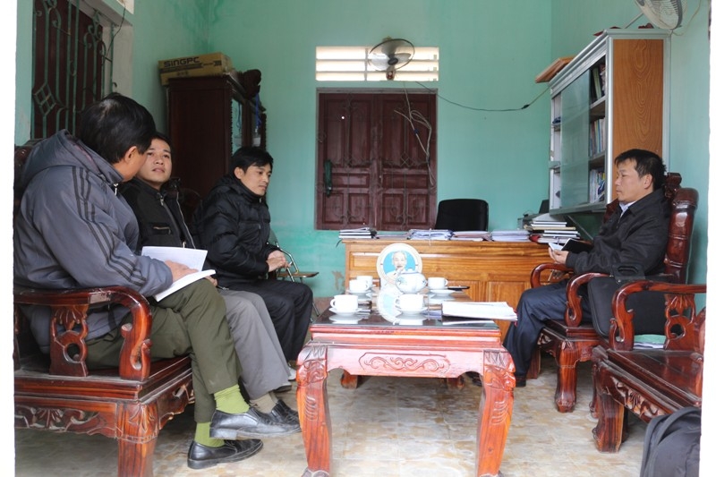 L&atilde;nh đạo trường THCS Hương B&igrave;nh trao đổi với b&aacute;o ch&iacute;