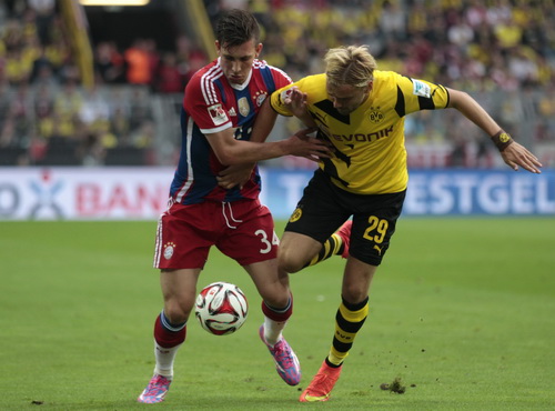 Hjobjerg (Bayern, trái) tranh chấp bóng quyết liệt với Schmelzer
