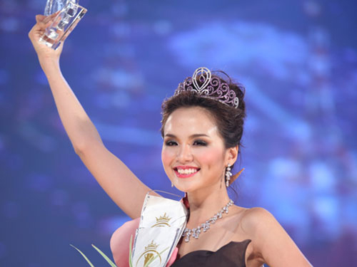 Diễm Hương không bị tước vương miện Hoa hậu