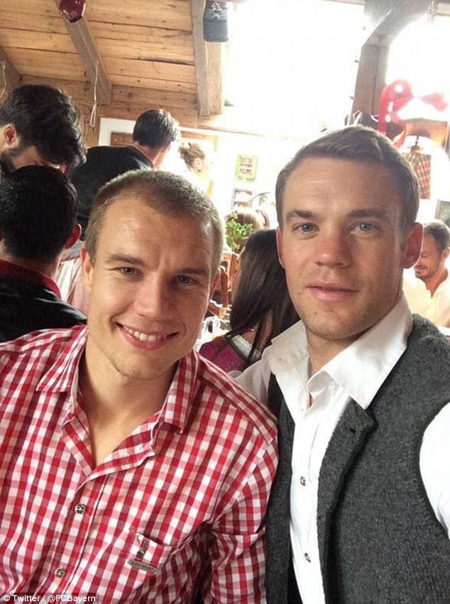 Holger Badstuber v&agrave; thủ m&ocirc;n Manuel Neuer