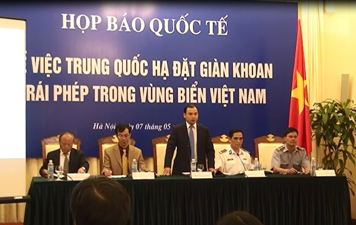 Quang cảnh cuộc họp b&aacute;o quốc tế về vụ gi&agrave;n khoan HD-981 v&agrave; t&agrave;u Trung Quốc x&acirc;m phạm v&ugrave;ng biển Việt Nam (từ tr&aacute;i qua: Tổng gi&aacute;m đốc Tập đo&agrave;n dầu kh&iacute; quốc gia Đỗ Văn Hậu, Ph&oacute; chủ nhiệm Ủy ban Bi&ecirc;n giới quốc gia Trần Duy Hải, Người ph&aacute;t ng&ocirc;n Bộ Ngoại giao L&ecirc; Hải B&igrave;nh, Ph&oacute; Tư lệnh Cảnh s&aacute;t biển Ng&ocirc; Ngọc Thu v&agrave; đại diện Cục Kiểm ngư Ng&ocirc; Mai Thịnh)