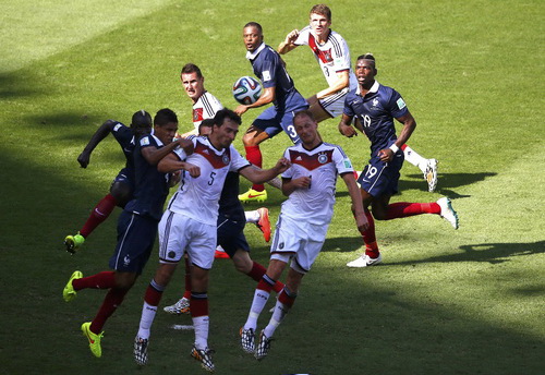 Mats Hummels (5) bật cao đánh đầu, ghi bàn duy nhất của trận đấu