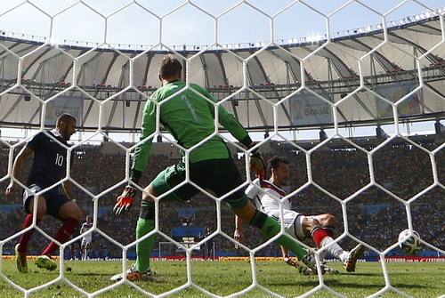 ... và Manuel Neuer phía tuyển Đức
