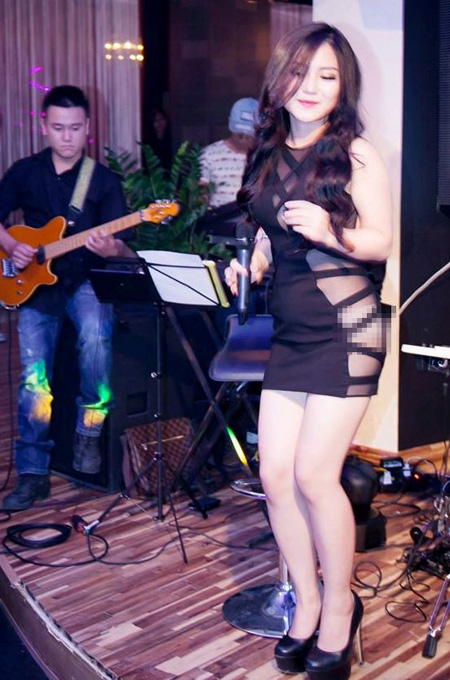 Hương Tr&agrave;m v&agrave; trang phục phản cảm h&aacute;t tại bar. Ảnh: CTV