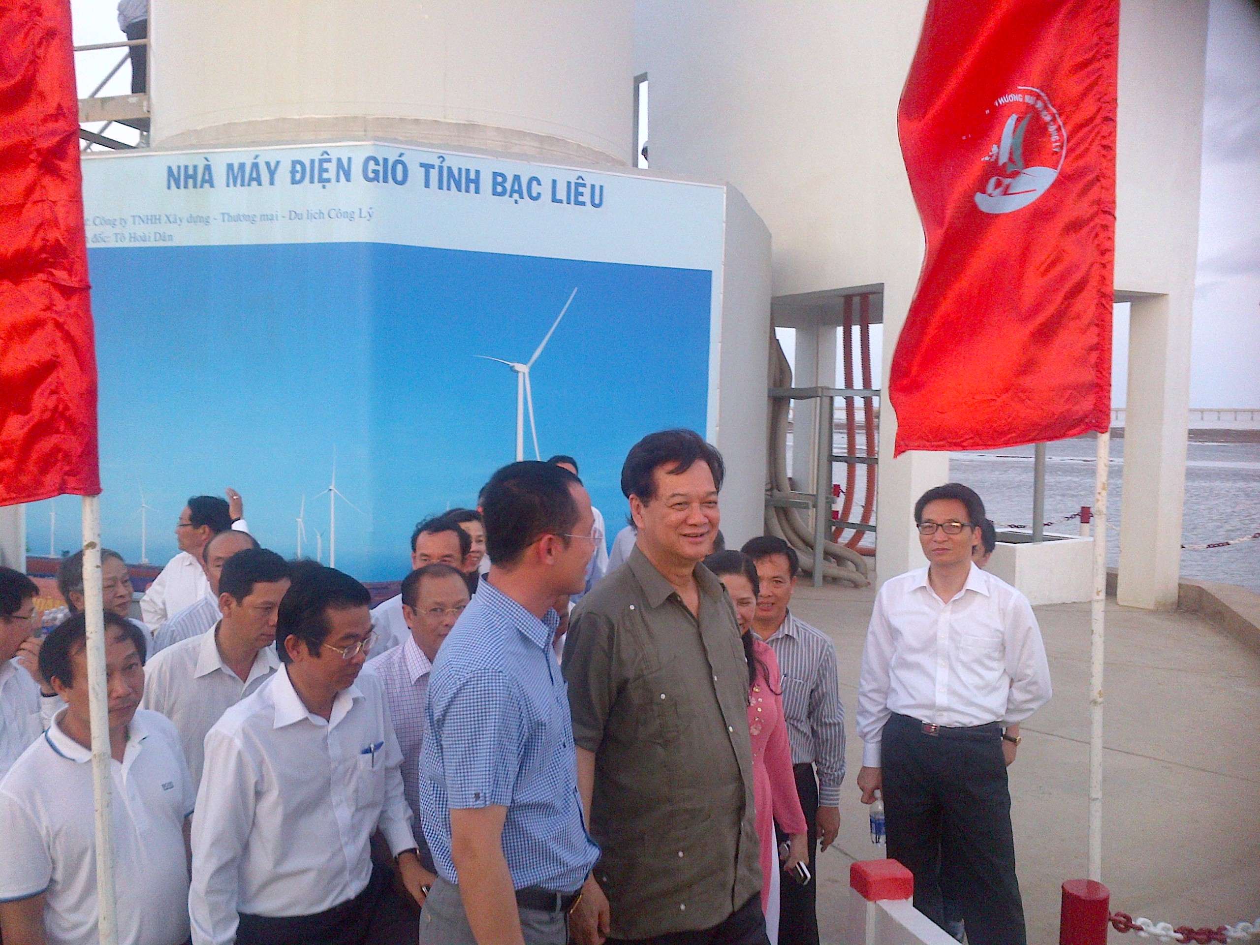 Thủ tướng Ch&iacute;nh phủ Nguyễn Tấn Dũng trao đổi với l&atilde;nh đạo tỉnh Bạc Li&ecirc;u tại Nh&agrave; m&aacute;y Điện gi&oacute;