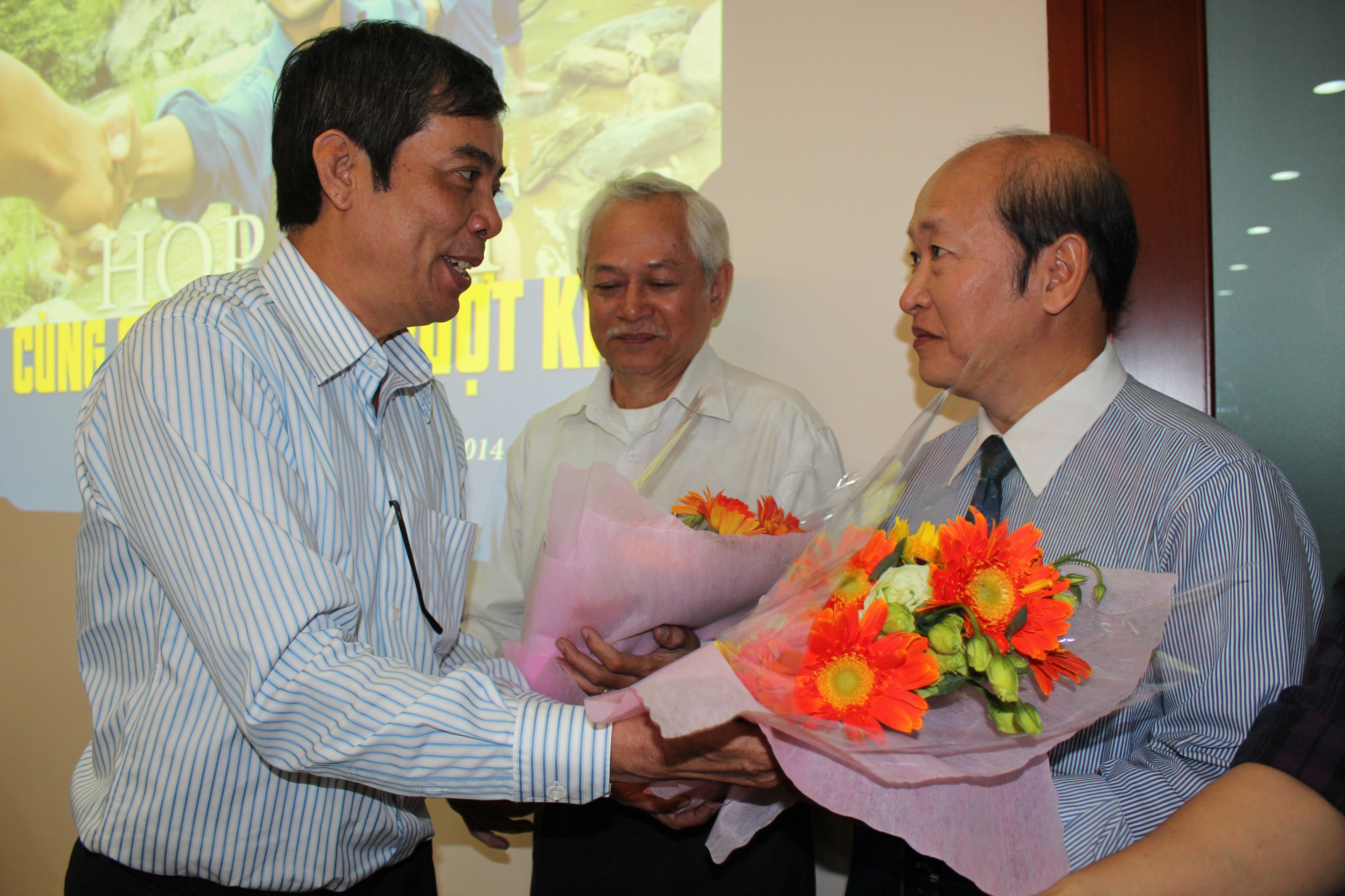 &Ocirc;ng Nguyễn Văn Khải, Ph&oacute; Chủ tịch Thường trực LĐLĐ TP HCM tặng hoa, cảm ơn c&aacute;c nh&agrave; t&agrave;i trợ