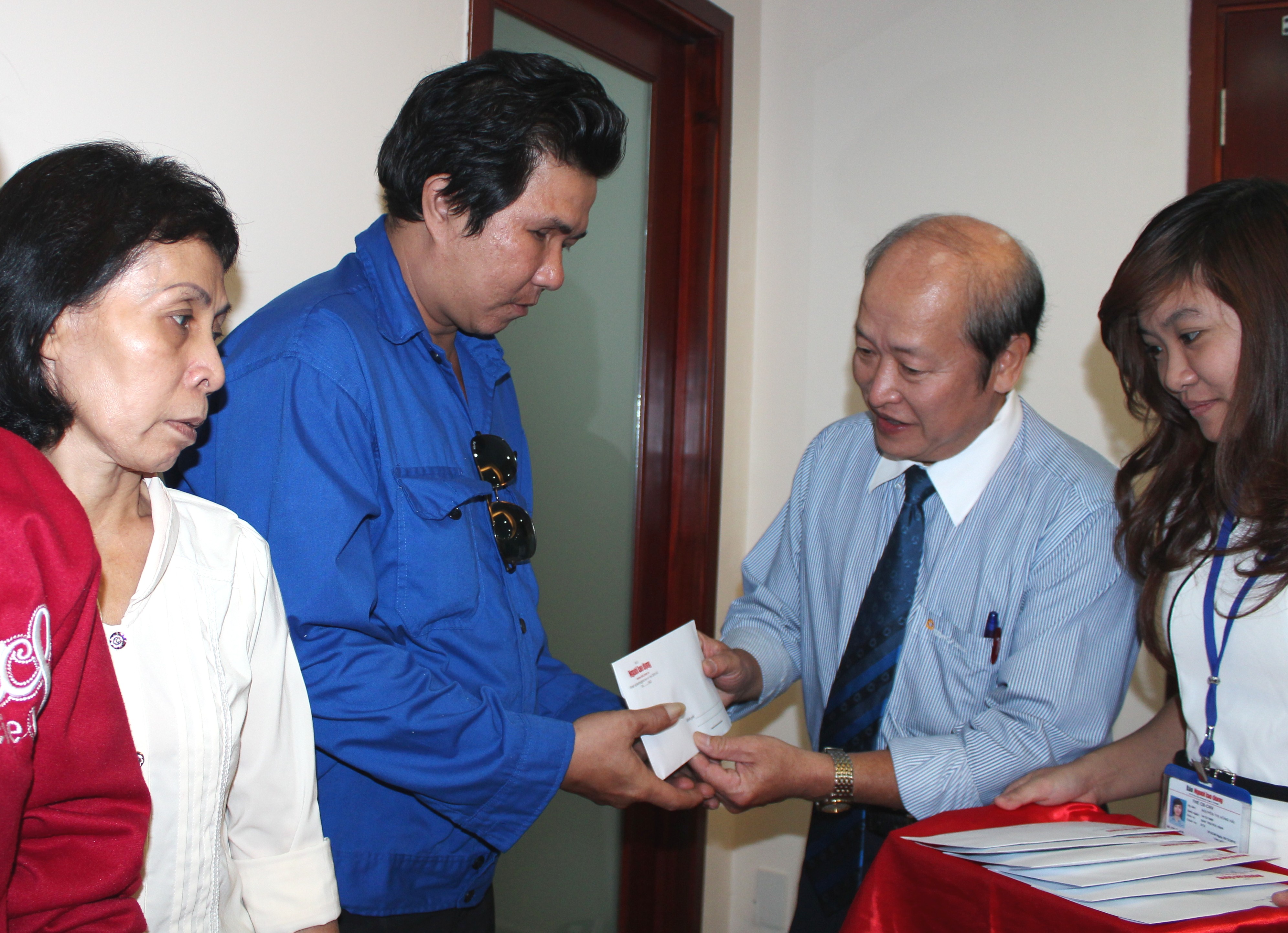 &Ocirc;ng Nguyễn Thanh H&ugrave;ng, Ph&oacute; B&iacute; thư Thường trực Đảng ủy Ng&acirc;n h&agrave;ng Đ&ocirc;ng &Aacute;, tặng qu&agrave; cho CNVC-LĐ kh&oacute; khăn