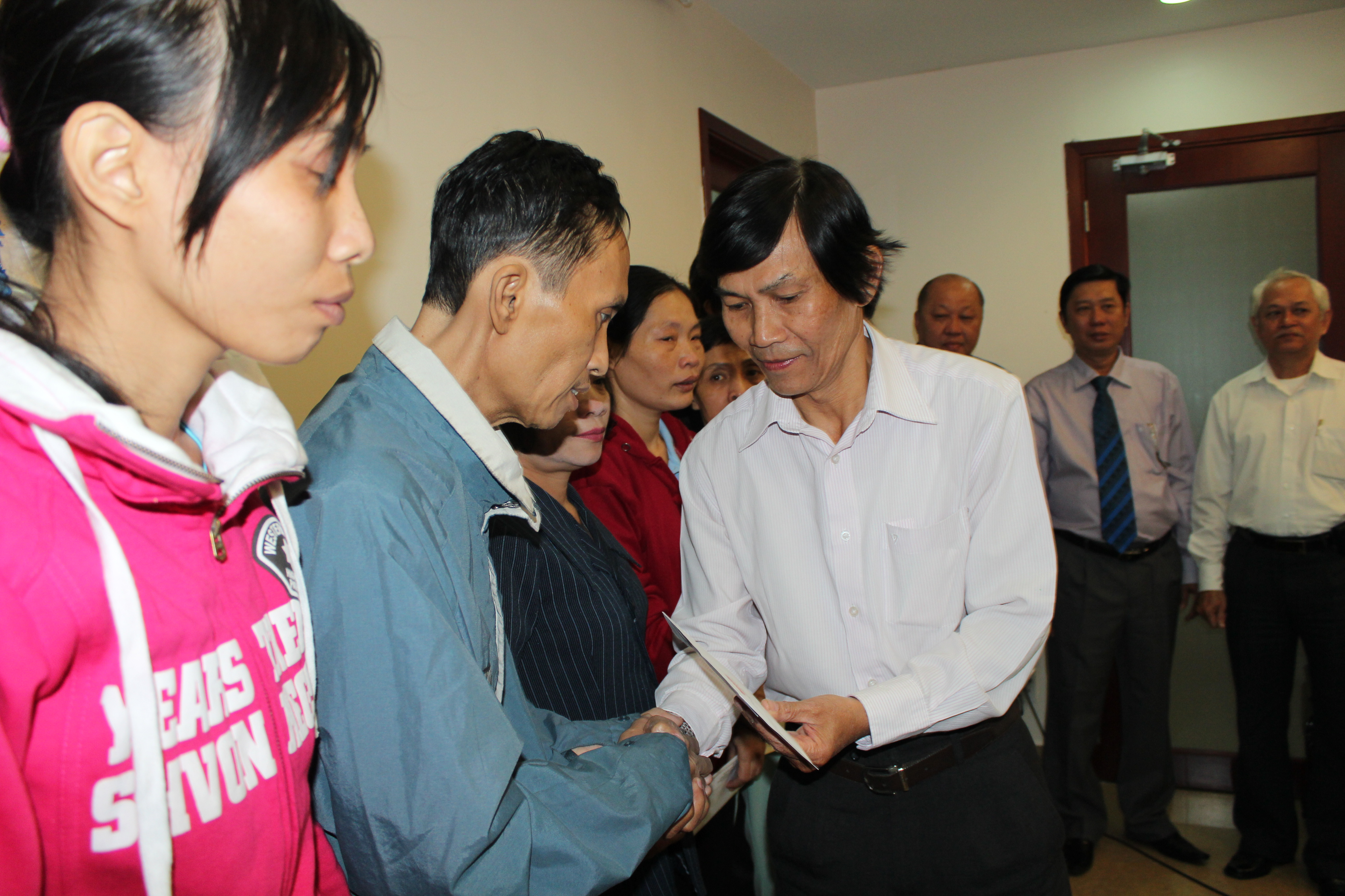 &Ocirc;ng Nguyễn Đ&igrave;nh X&ecirc;, Ủy vi&ecirc;n Ban Bi&ecirc;n tập B&aacute;o Người Lao Động, tặng qu&agrave; cho CNVC-LĐ bị bệnh hiểm ngh&egrave;o