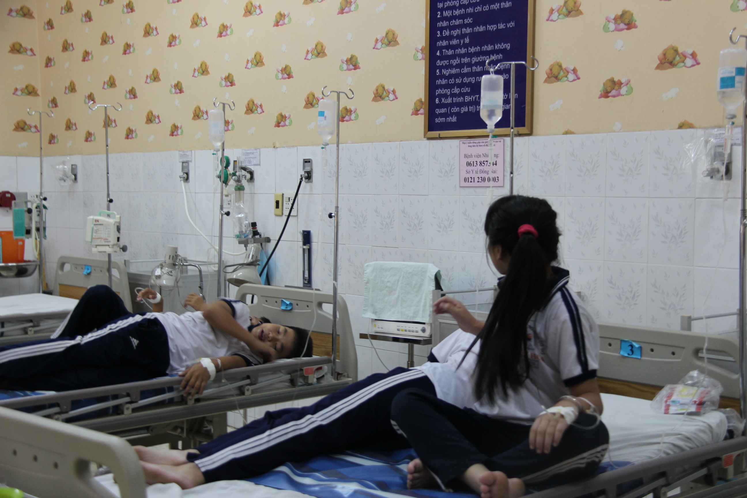 C&aacute;c em học sinh đang được điều trị tại bệnh viện do bị ngộ độc