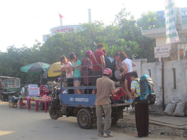 H&agrave;nh kh&aacute;ch ra đảo đ&ocirc;ng n&ecirc;n đội xe ba g&aacute;c cũng tham gia chở kh&aacute;ch.
