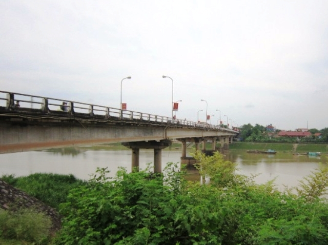 Dù được khuyên ngăn, thiếu nữ vẫn quyết nhảy cầu tự tử