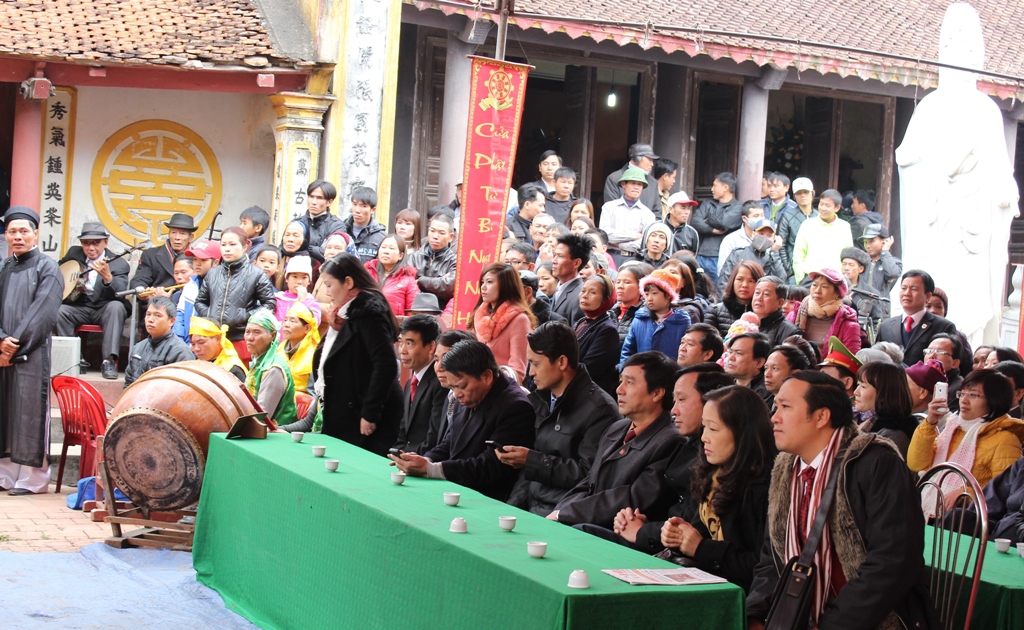h&agrave;ng ng&agrave;n người d&acirc;n chứng kiến